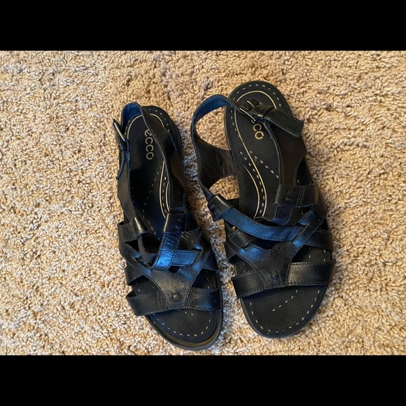Ecco size 8 walking sandals - Picture 3 of 5